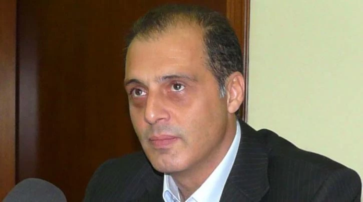 Επίθεση αντιεξουσιαστών σε γραφεία της «Ελληνικής Λύσης» – Πέταξαν μπογιές και έγραψαν συνθήματα (εικόνα, βίντεο)